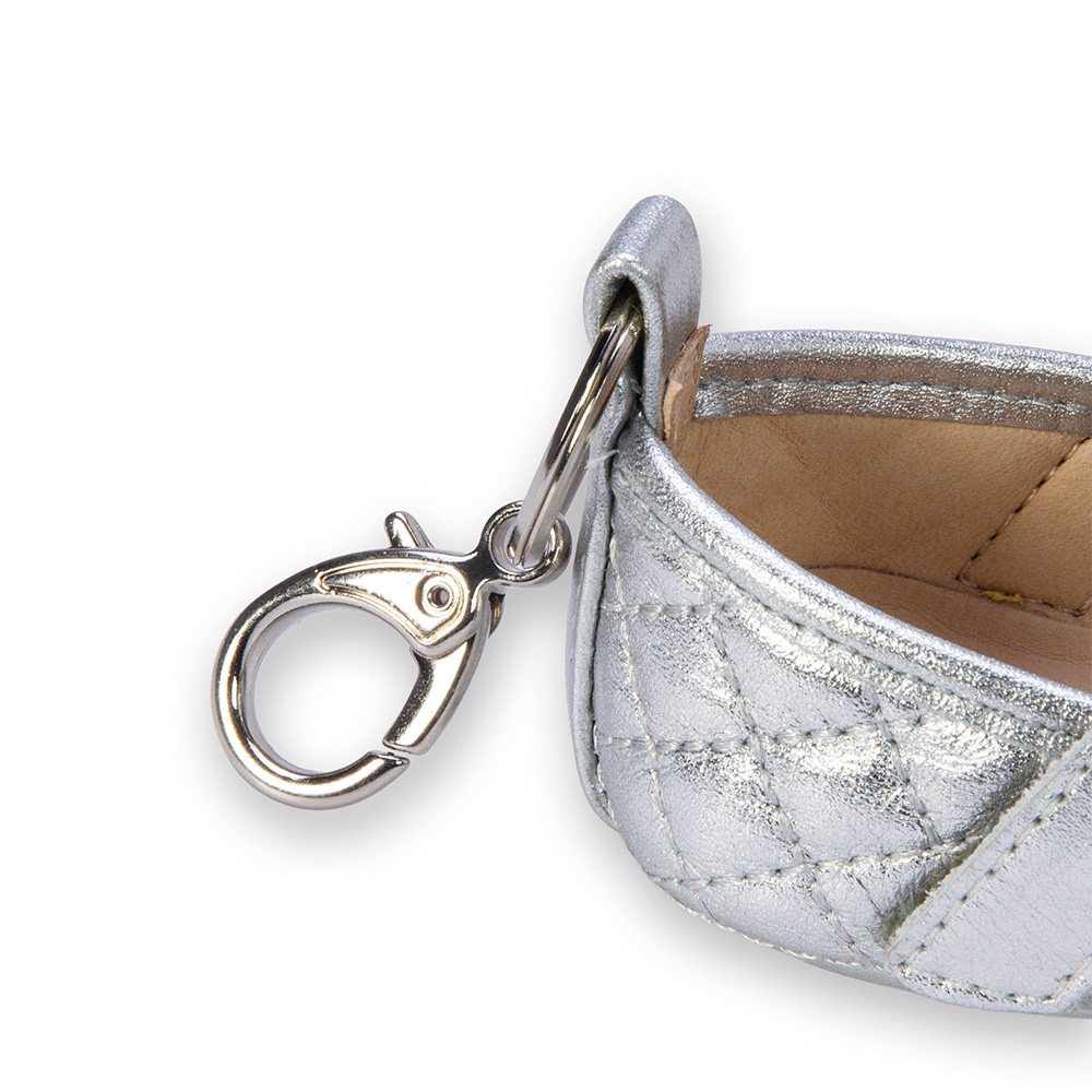 SAPATILHA RN PRATEADA DE COURO MATELASSÊ COM VELCRO image number 4